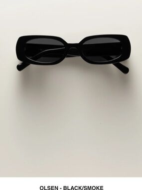VEHLA Black Rectangular Sunglasses with Smoke Lenses